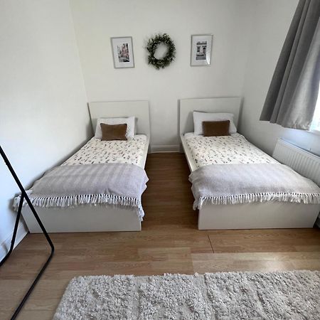 2 Bedroom House In Belfast With Garden Exterior foto