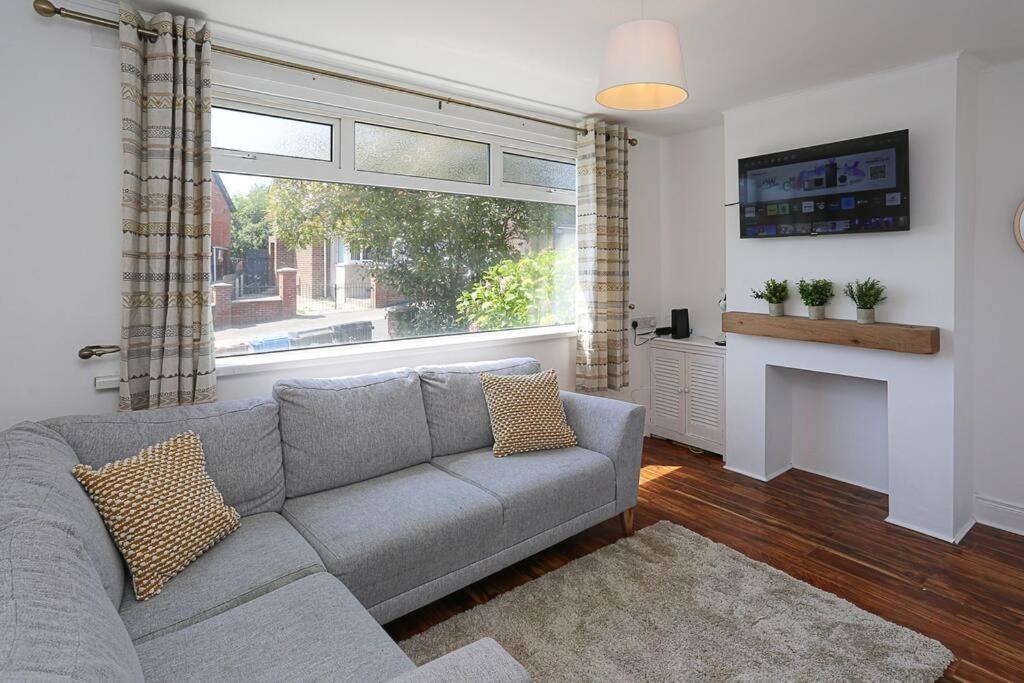 2 Bedroom House In Belfast With Garden Exterior foto
