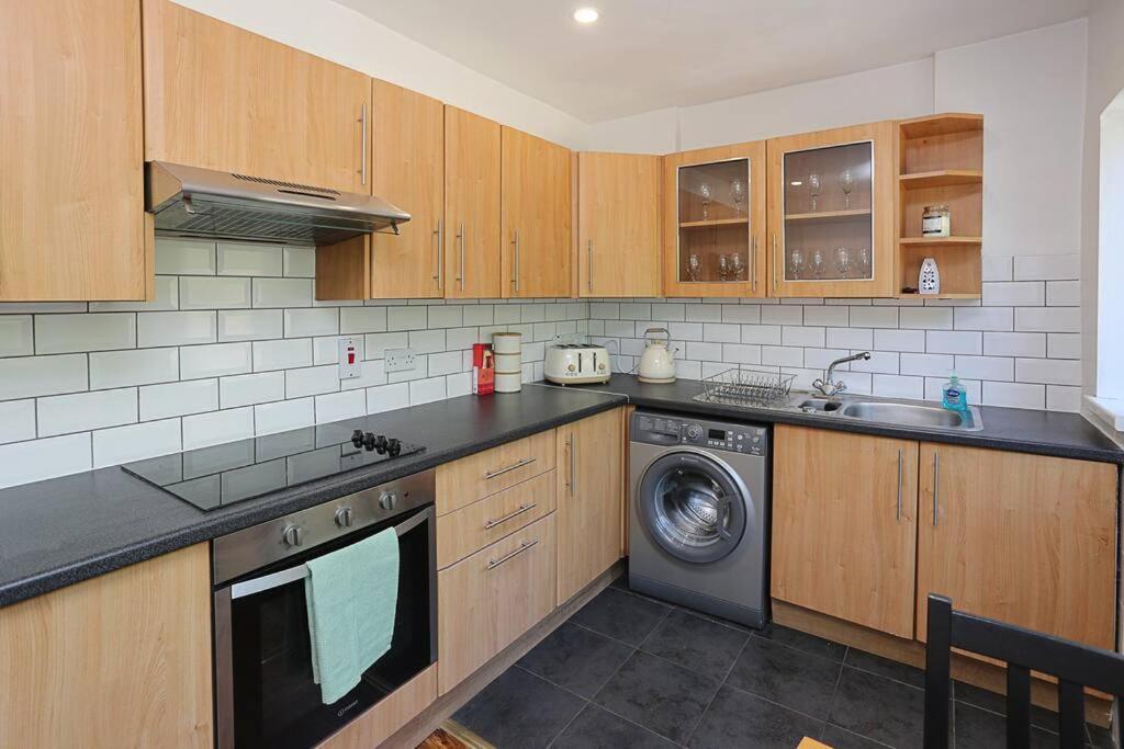 2 Bedroom House In Belfast With Garden Exterior foto