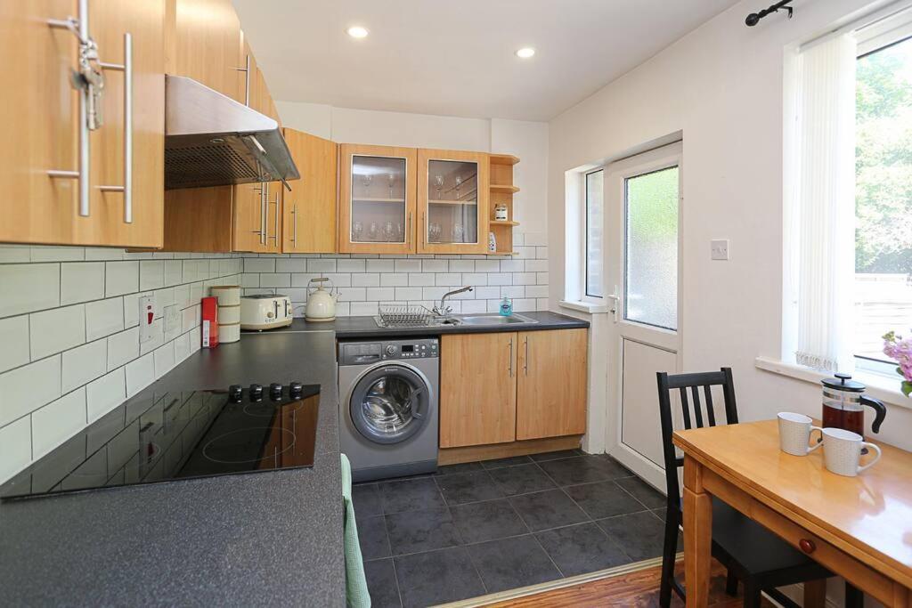2 Bedroom House In Belfast With Garden Exterior foto