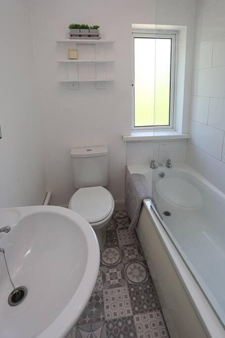 2 Bedroom House In Belfast With Garden Exterior foto