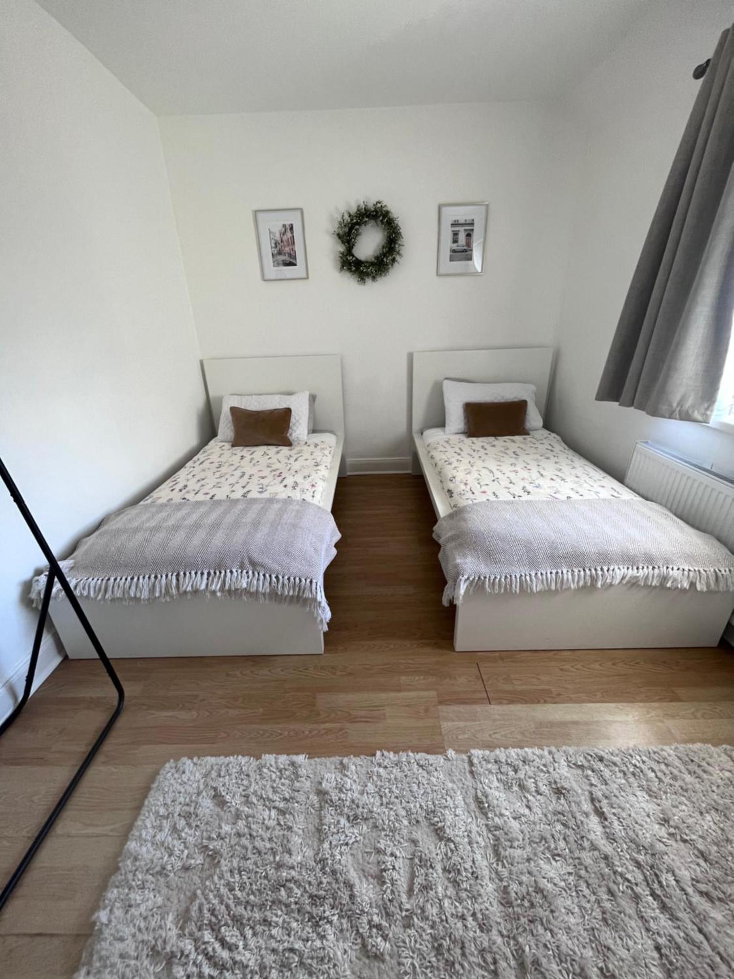 2 Bedroom House In Belfast With Garden Exterior foto